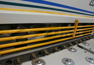 簡(jiǎn)易式防護(hù)柵欄和球面工作臺(tái).jpg 簡(jiǎn)易式防護(hù)柵欄和球面工作臺(tái).jpg