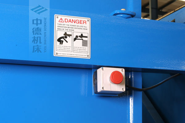 ZDSK-1232剪板機后部緊急停止按鈕，最大程度保障工人安全.jpg