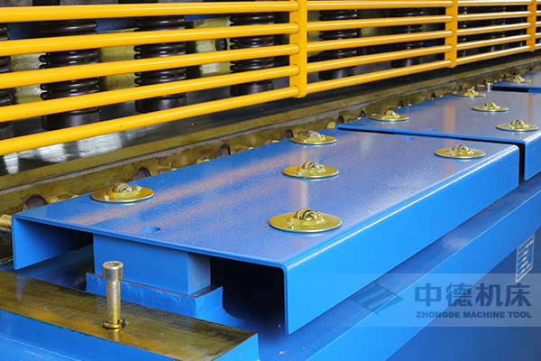 ZDS-632剪板機采用滾珠前托料板,不劃傷不銹鋼板材表面.jpg ZDS-632剪板機采用滾珠前托料板,不劃傷不銹鋼板材表面.jpg