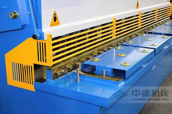 ZDS-632剪板機進料口,安全防護,進料無阻,又能直接觀看到燈光對線的剪切位置.jpg ZDS-632剪板機進料口,安全防護,進料無阻,又能直接觀看到燈光對線的剪切位置.jpg